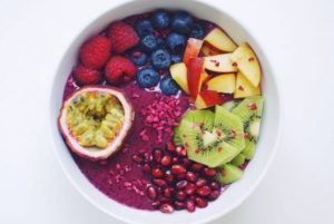 Recept på smoothie bowl med acai, jordgubb, nektarin, kiwi, blåbär, hallon, passionsfrukt