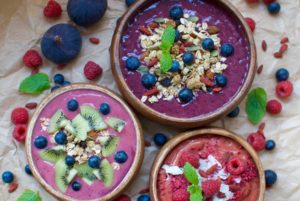 Acai smoothie bowl recept med banan, blåbär, jordgubbar, granola