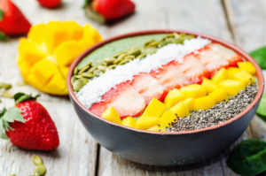 Protein acai smoothie bowl med chiafrön, pumpakärnor, mango, jordgubbar och cocosflakes
