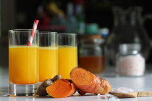 Juice shot med ingefära och gurkmeja mot förkylning och immunförsvar