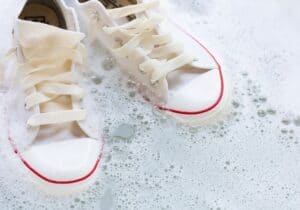 Husmorsknep rengöra vita skor husmorstips