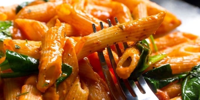 proteinrik pasta med spenat och ägg