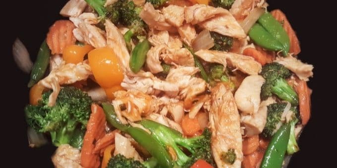 stekt kyckling med grönsaker mycket protein